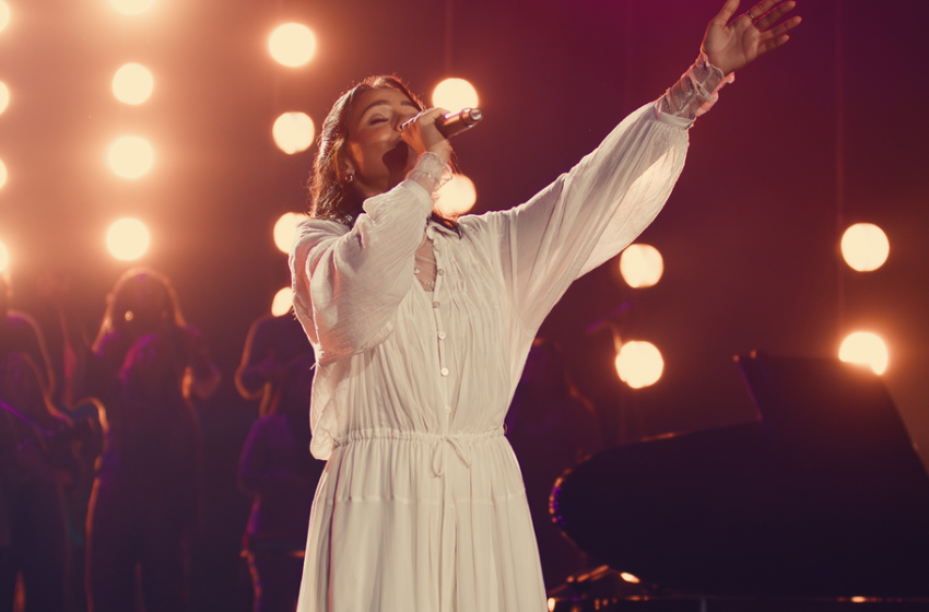 Julia Vitória apresenta o álbum “Ao Vivo na Ópera de Arame”